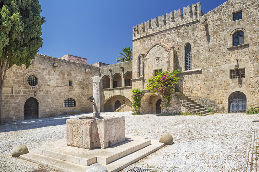 image Grece ville de Rhodes fontaine sur place medievale is_546797890